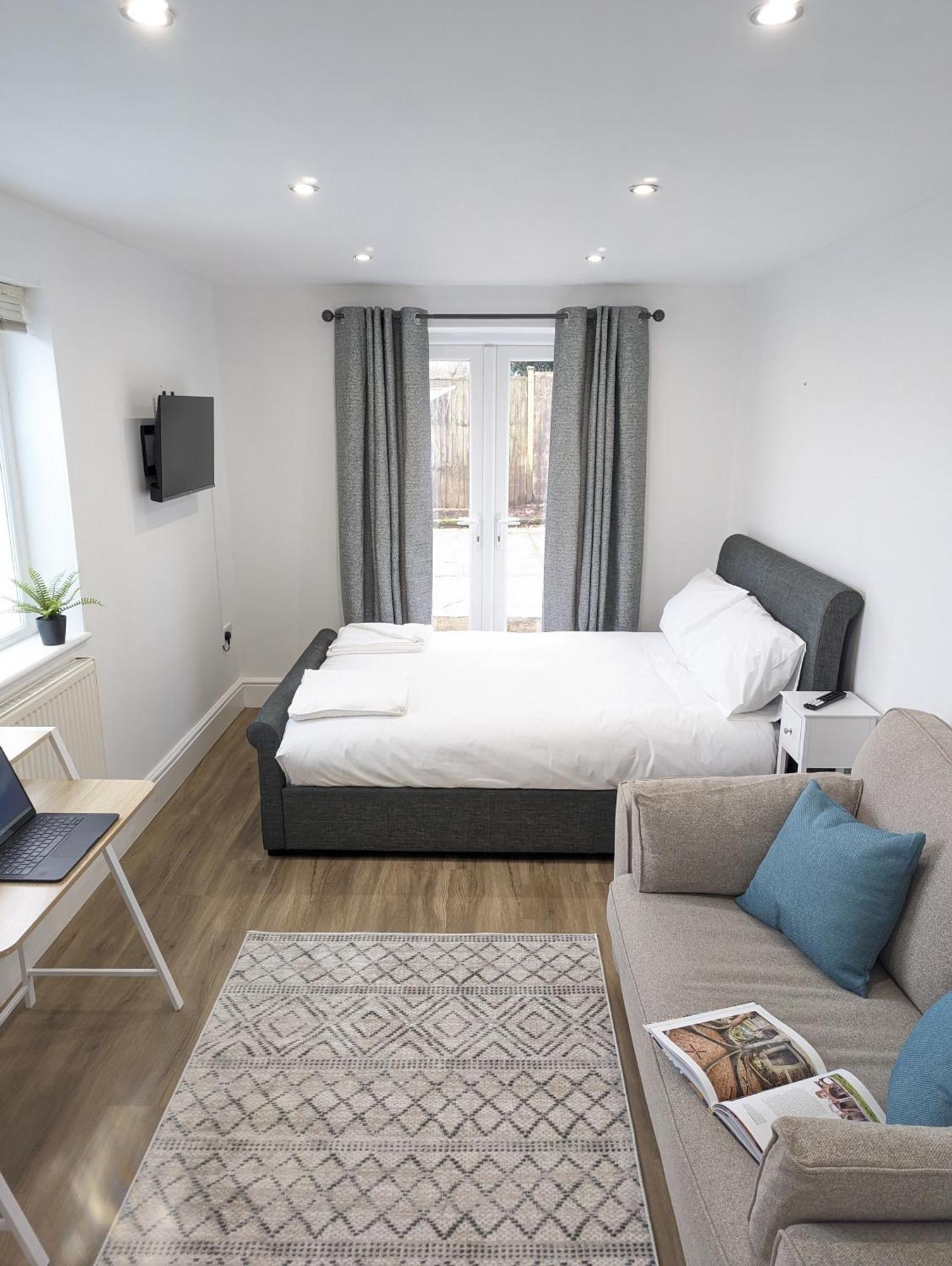 Swan Lake Lodge & Free Parking Cardiff Exterior photo